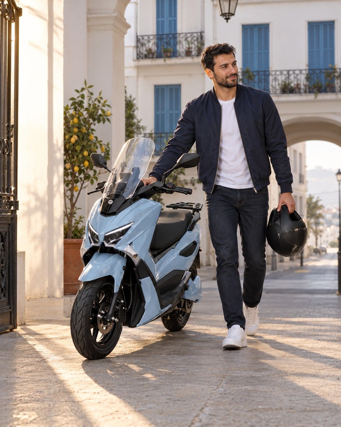 Un motard sort une Potensia de la cour d’un immeuble dans la lumière douce du matin