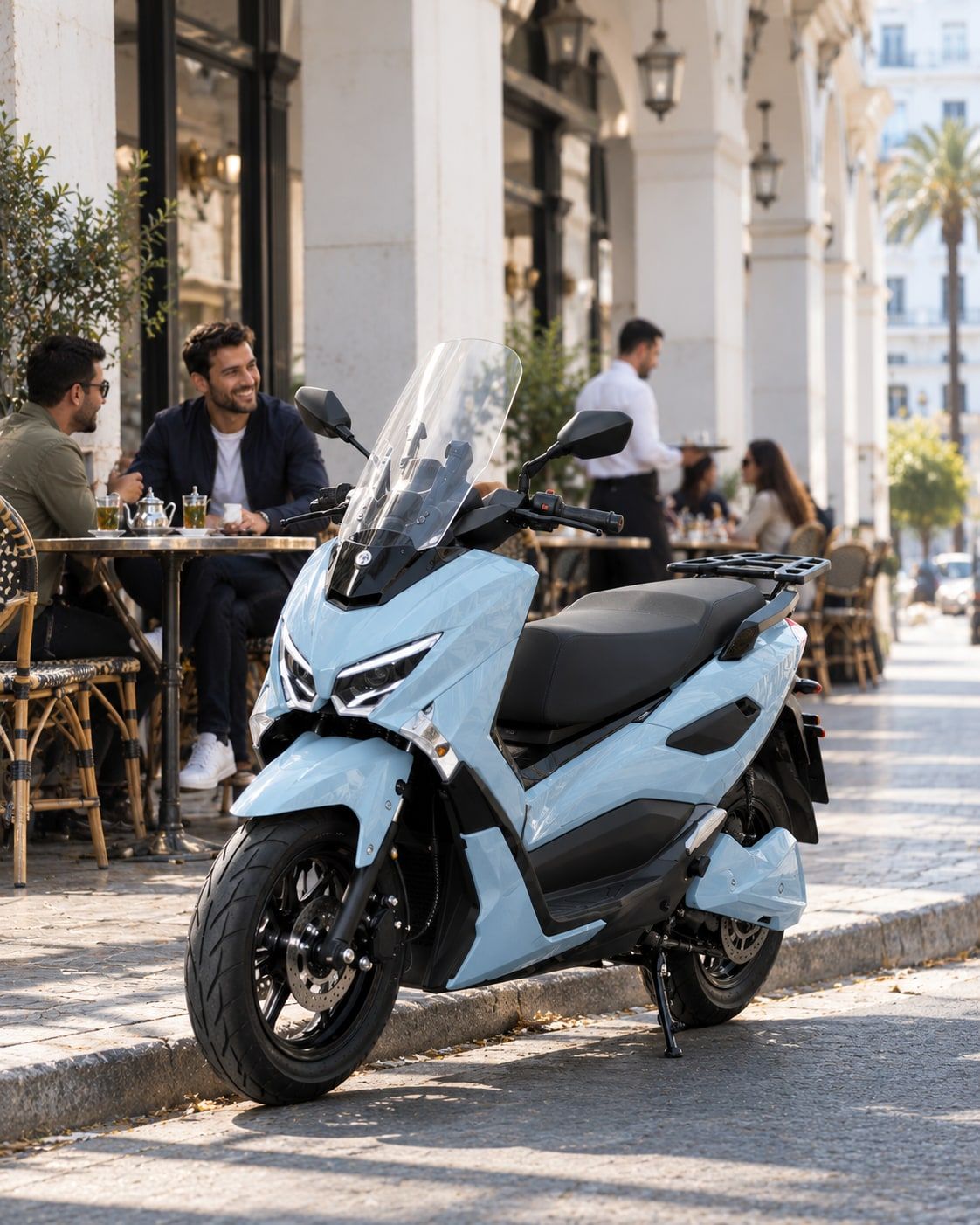 Une Potensia garée devant la terrasse d’un café à l’heure du déjeuner
