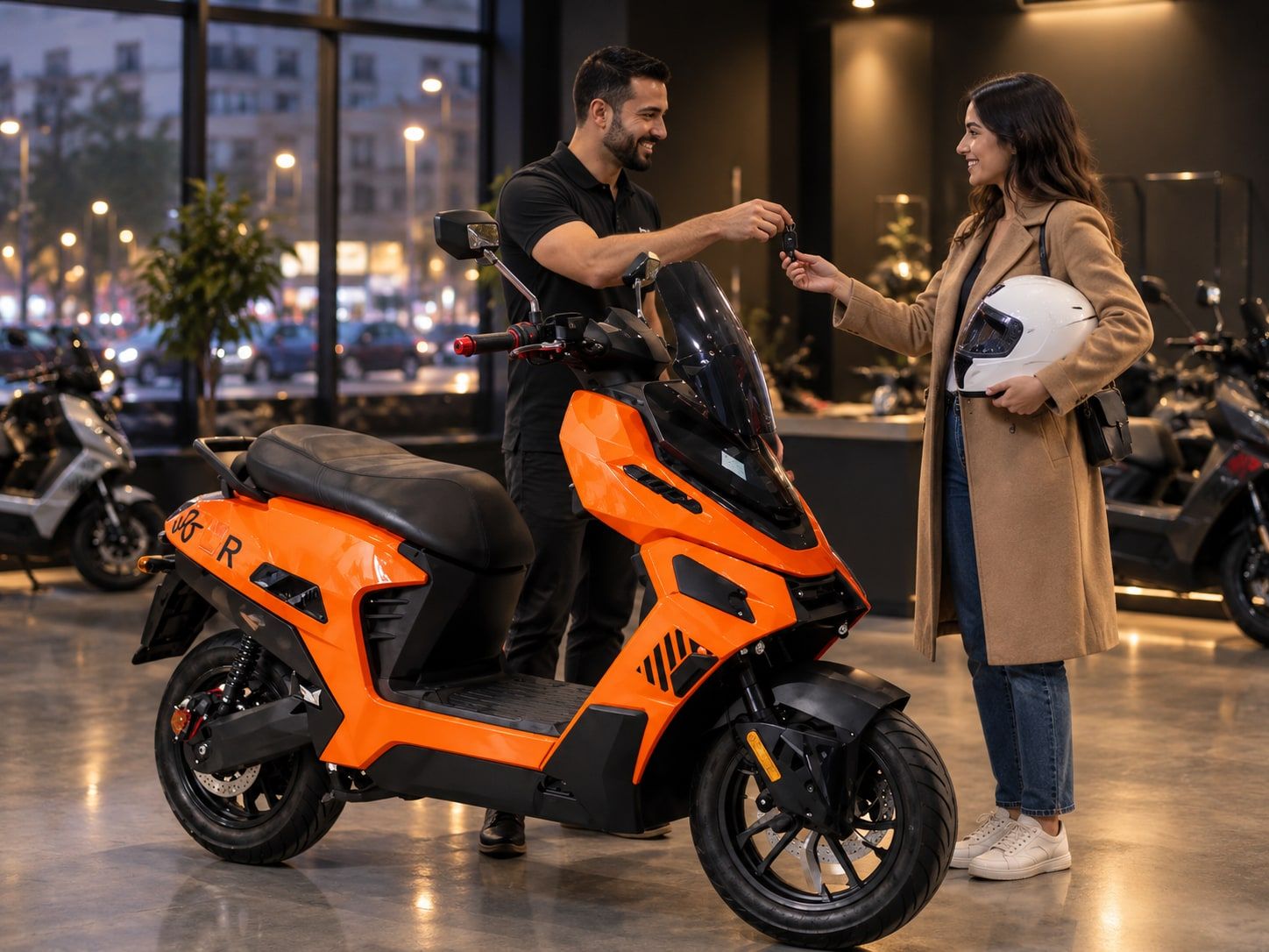 Dans un showroom, un vendeur remet la clé d’une Potensia F1 orange neuve à une cliente